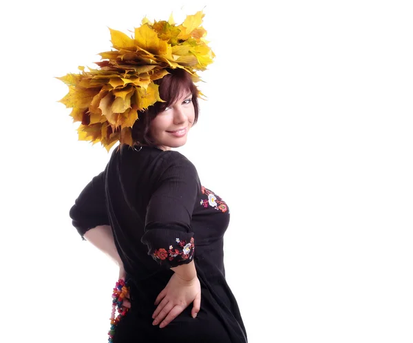 Brunett tjej med krans av gula blad — Stockfoto