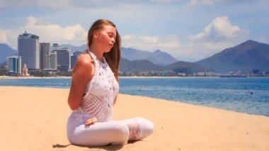 plajda kızı pratik yoga