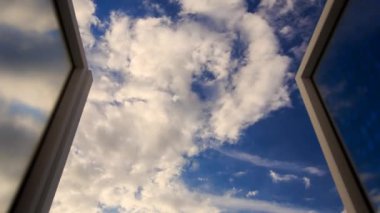 Beyaz cumulus bulutları pencereden