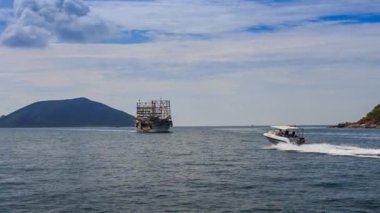 Büyük turist tekne