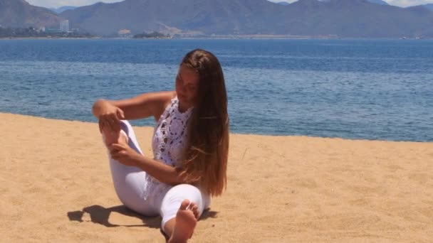 Menina praticando ioga na praia — Vídeo de Stock