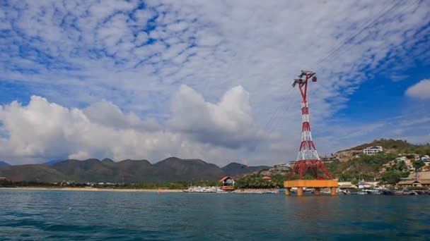 Ropewayen över havet över resort — Stockvideo