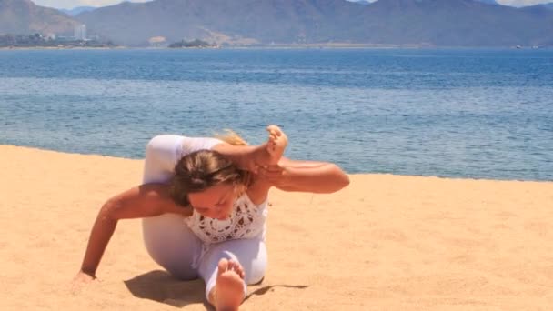 Menina praticando ioga na praia — Vídeo de Stock