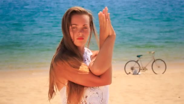 Chica practicando yoga en la playa — Vídeo de stock