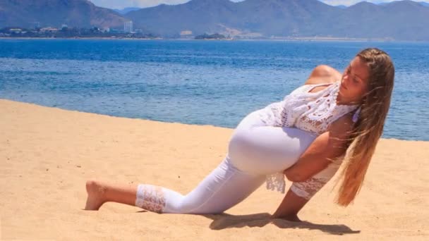 Mädchen praktiziert Yoga am Strand — Stockvideo