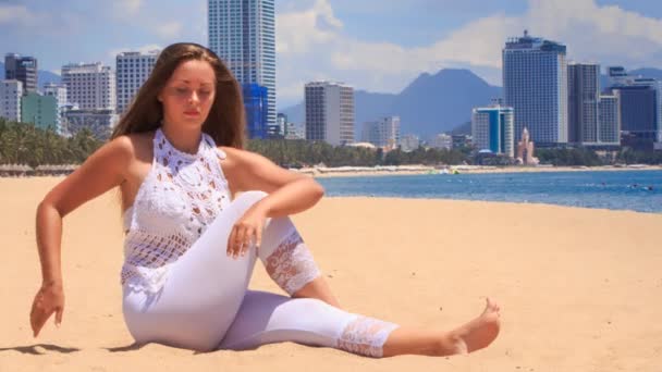 Flicka praktisera yoga på stranden — Stockvideo