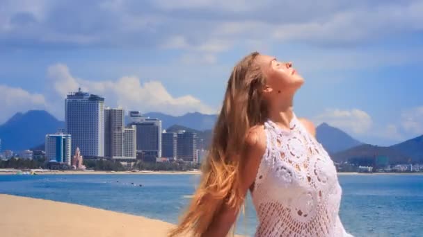 Девушка практикует йогу на пляже — стоковое видео