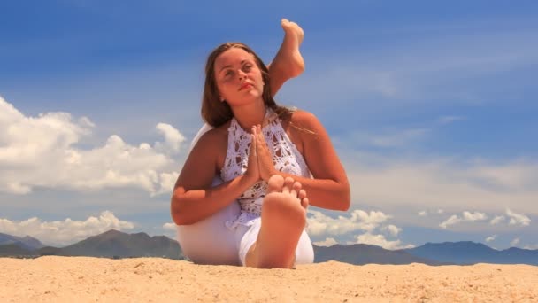 Meisje praktizerende yoga op het strand — Stockvideo