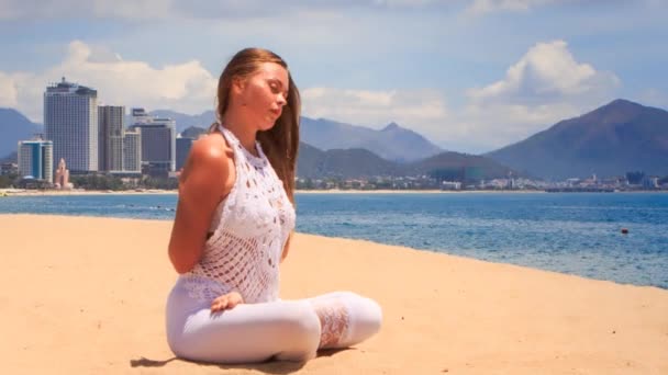 Meisje praktizerende yoga op het strand — Stockvideo