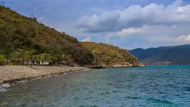 Colinas verdes sobre a água do mar azul — Vídeo de Stock