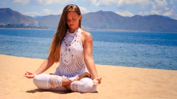 Ragazza che pratica yoga in spiaggia — Video Stock