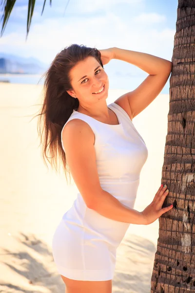 Girl with big bust in white closeup leans elbow on big palm — Stock Photo, Image