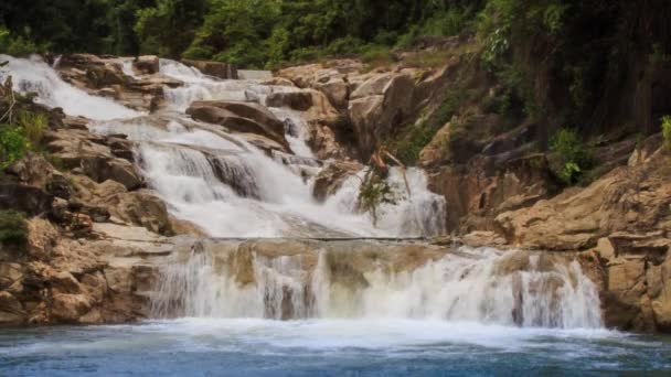 Waterval in tropische jungle — Stockvideo