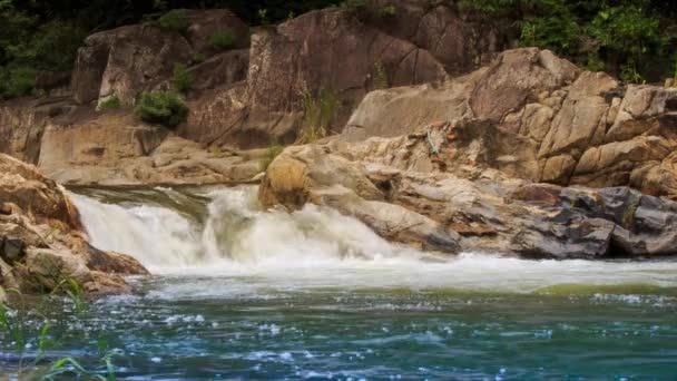 Cachoeira na selva tropical — Vídeo de Stock