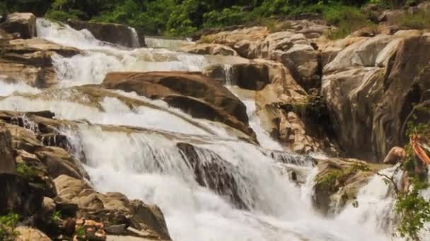 Wasserfall im tropischen Dschungel — Stockvideo