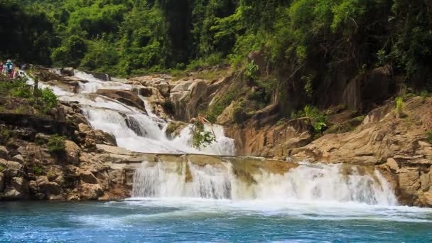 Waterval in tropische jungle — Stockvideo