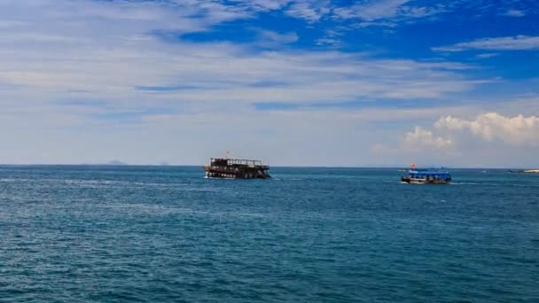 Grandes barcos turísticos — Vídeo de Stock