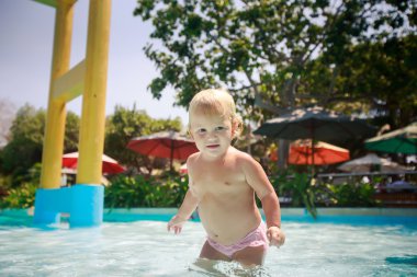 Yüzme havuzunda küçük kız