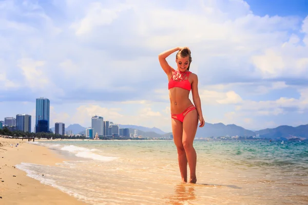 Slanke vrouw in bikini — Stockfoto