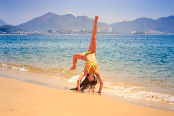 Schlanke Frau im Bikini — Stockfoto