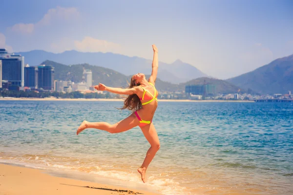 Mujer delgada en bikini —  Fotos de Stock