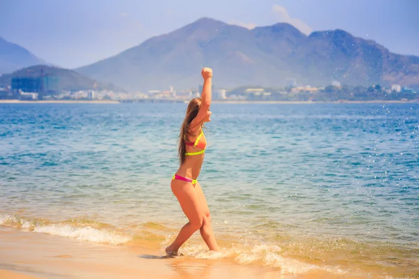 Smal kvinna i bikini — Stockfoto