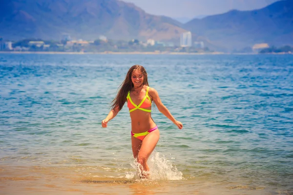 Mujer delgada en bikini — Foto de Stock