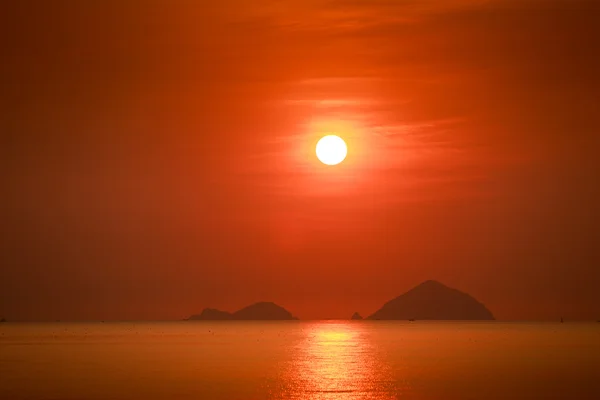 Belo pôr do sol acima do mar — Fotografia de Stock