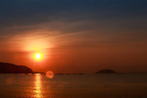 Belo pôr do sol acima do mar — Fotografia de Stock