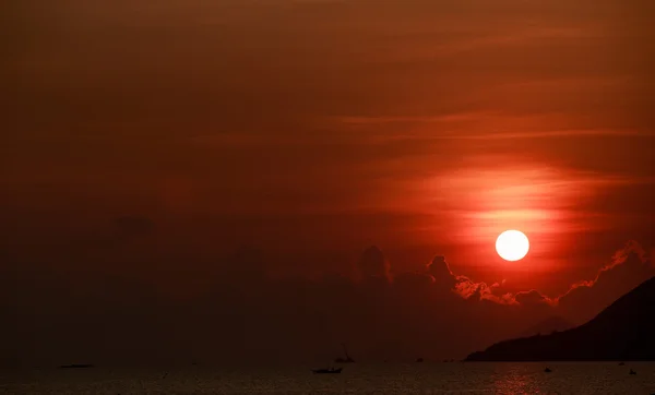 Beau coucher de soleil au-dessus de la mer — Photo