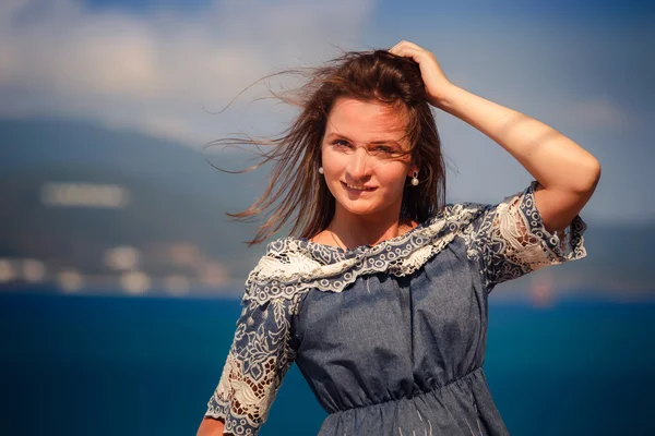 Frau in felsigem Meeresboden — Stockfoto