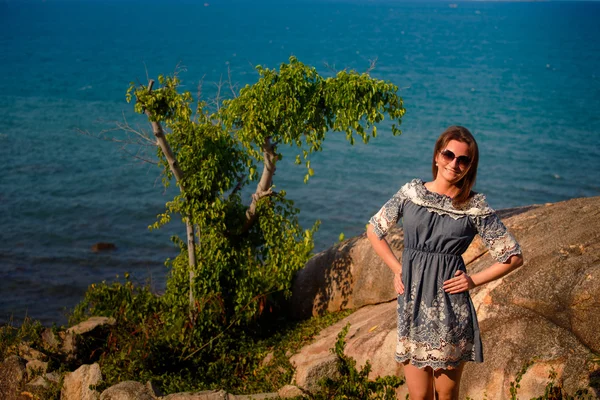 Woman in rocky seashore — Stock Photo, Image