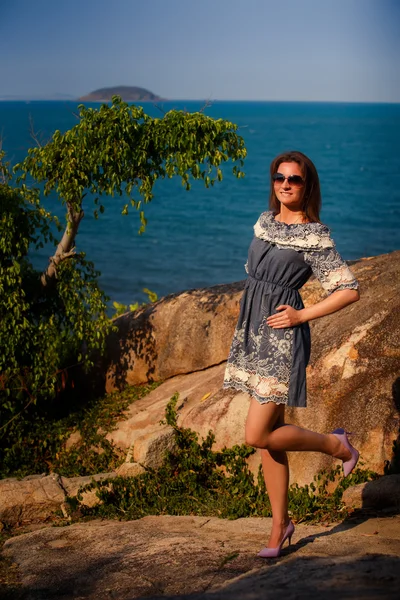 Žena v skalnaté pobřeží — Stock fotografie