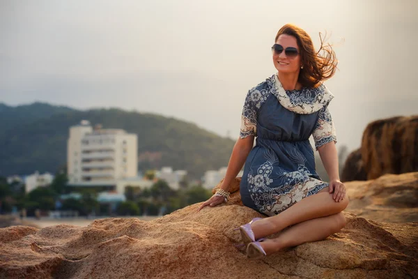 Femme au bord de la mer rocheuse — Photo