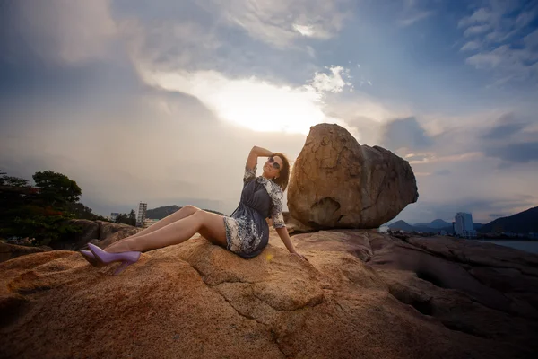 Vrouw in rotsachtige kust — Stockfoto