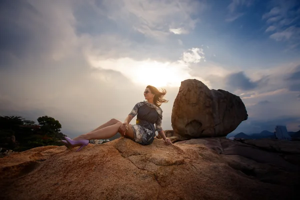 Woman in rocky seashore — Stock Photo, Image