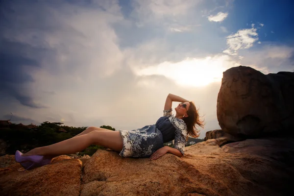 Donna in riva al mare roccioso — Foto Stock