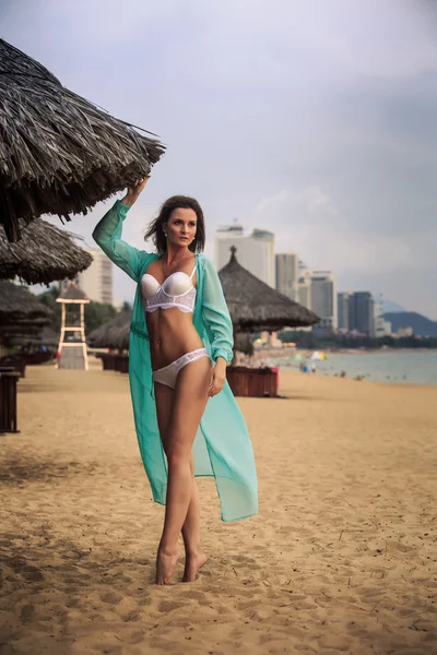 Mujer delgada en ropa interior blanca — Foto de Stock