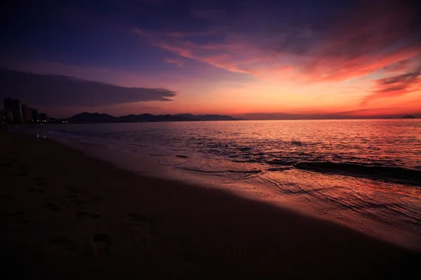 Beau coucher de soleil au-dessus de la mer — Photo