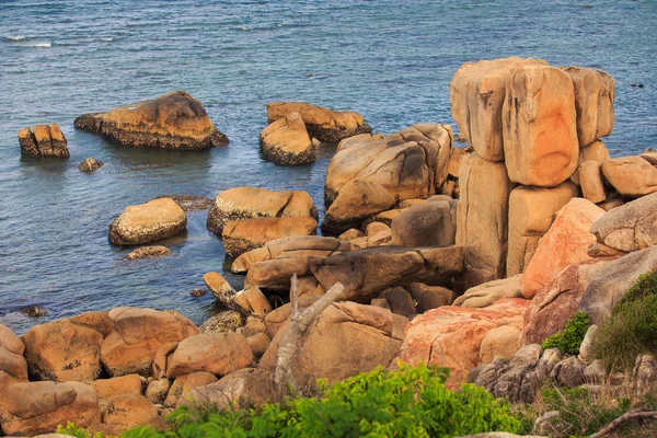 Felsige Meeresküste auf Insel — Stockfoto