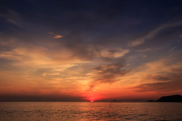 Vacker solnedgång över havet — Stockfoto