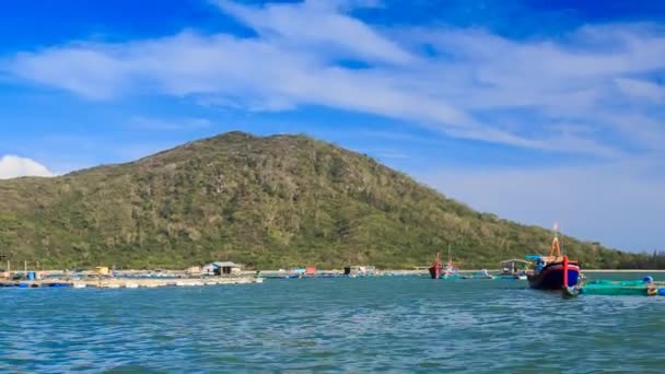 Panorama van Vietnamese zwevende boten — Stockvideo