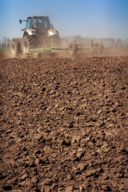 Alanda çalışan traktör