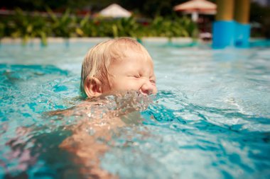 otel havuz suyu kız