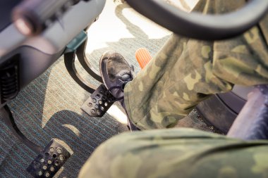 Fren pedalına basarak bacaklar