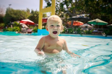 otel havuz suyu kız