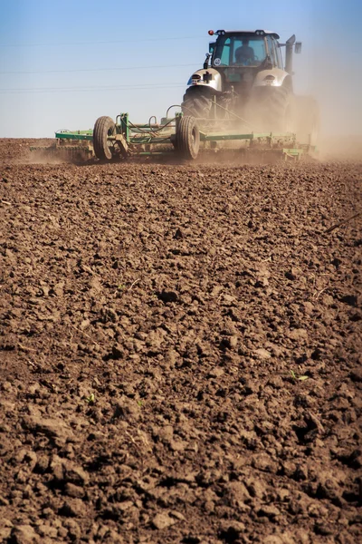 Traktor bei Feldarbeit — Stockfoto
