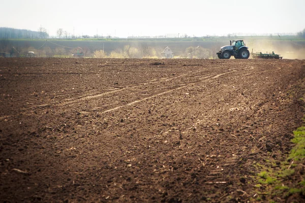 Tracteur travaillant sur le terrain — Photo