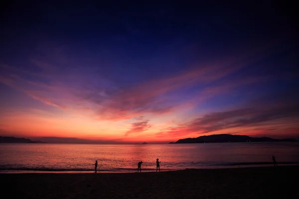 Silhouettes de personnes sur la plage — Photo