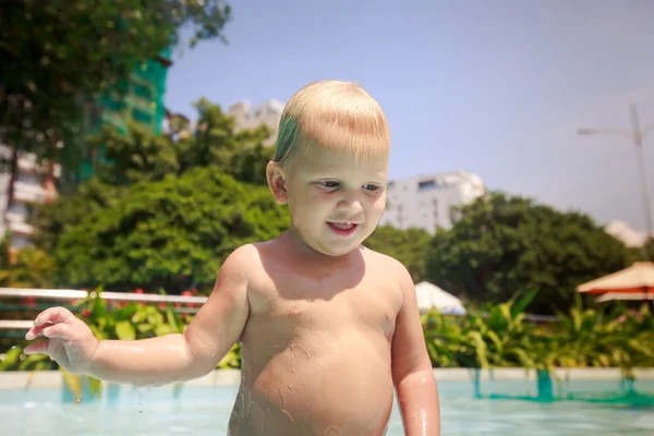 Meisje in hotel zwembad water — Stockfoto